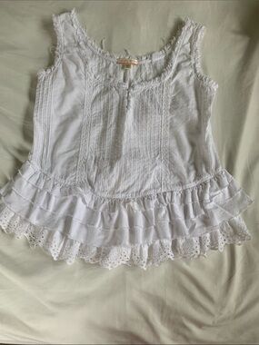 ✨ Beautiful Vintage Original & Glamour (O&G) White Ruffled Eyelet Tank Top! ✨